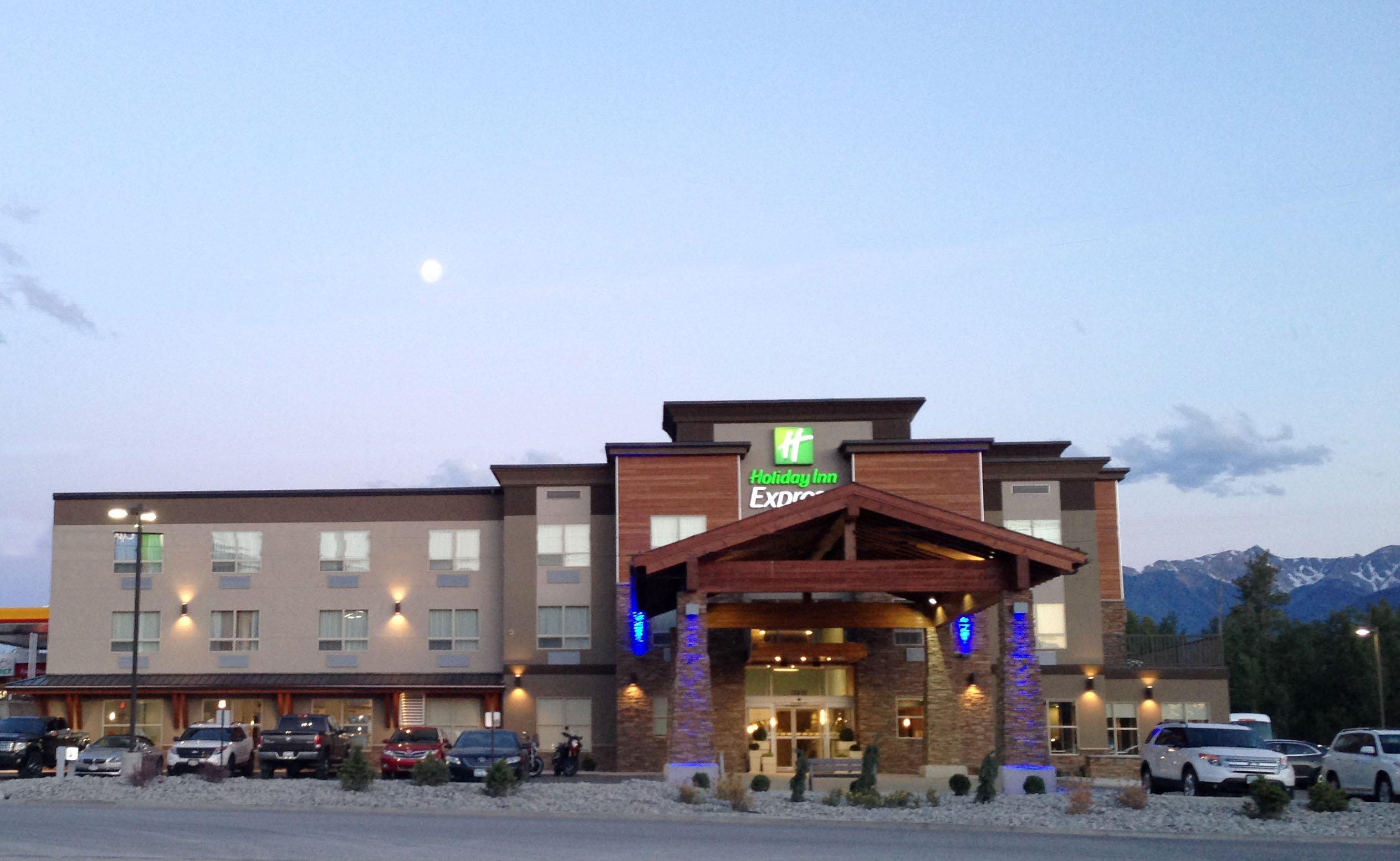 Holiday Inn Express Golden-Kicking Horse By Ihg Екстер'єр фото