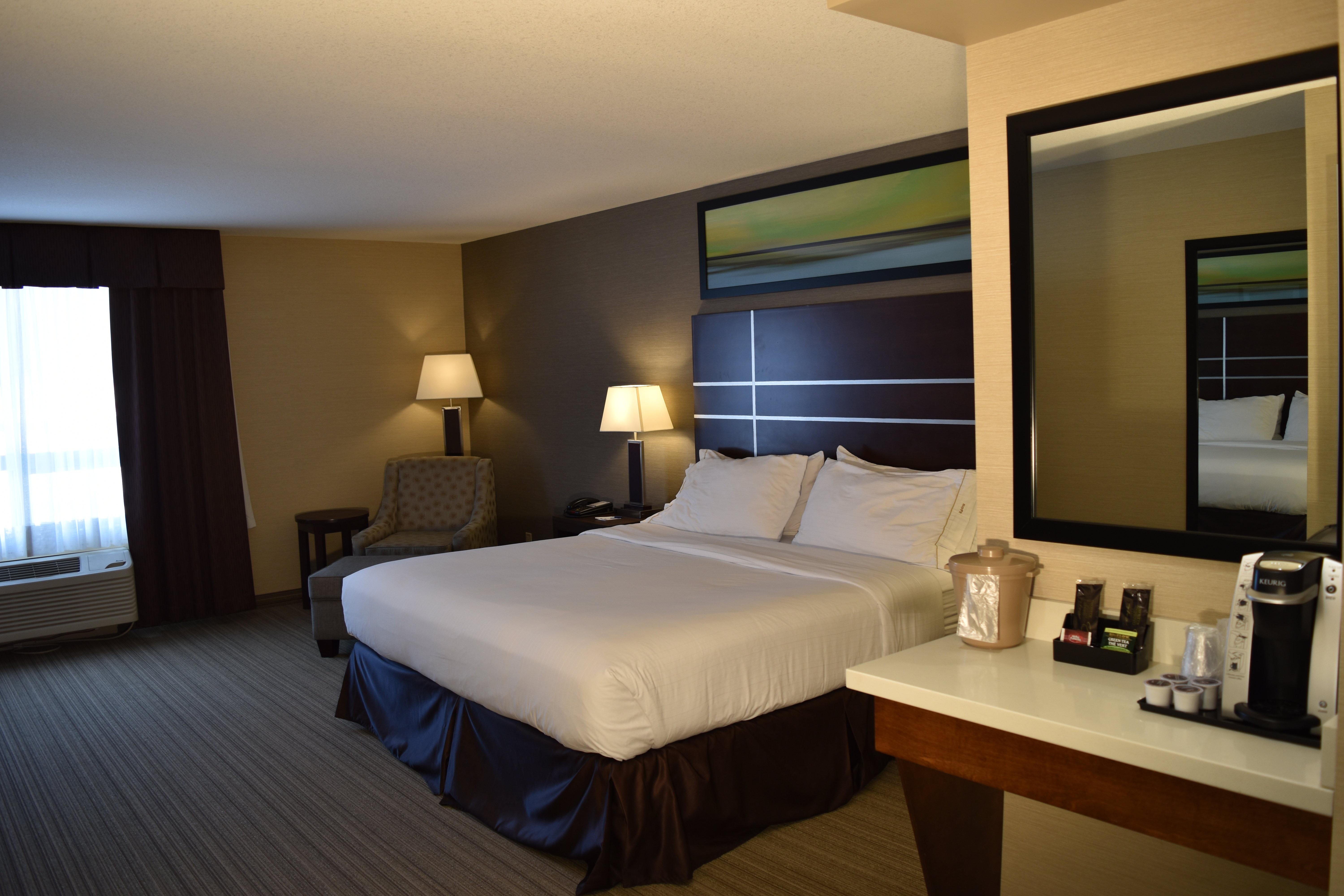 Holiday Inn Express Golden-Kicking Horse By Ihg Екстер'єр фото