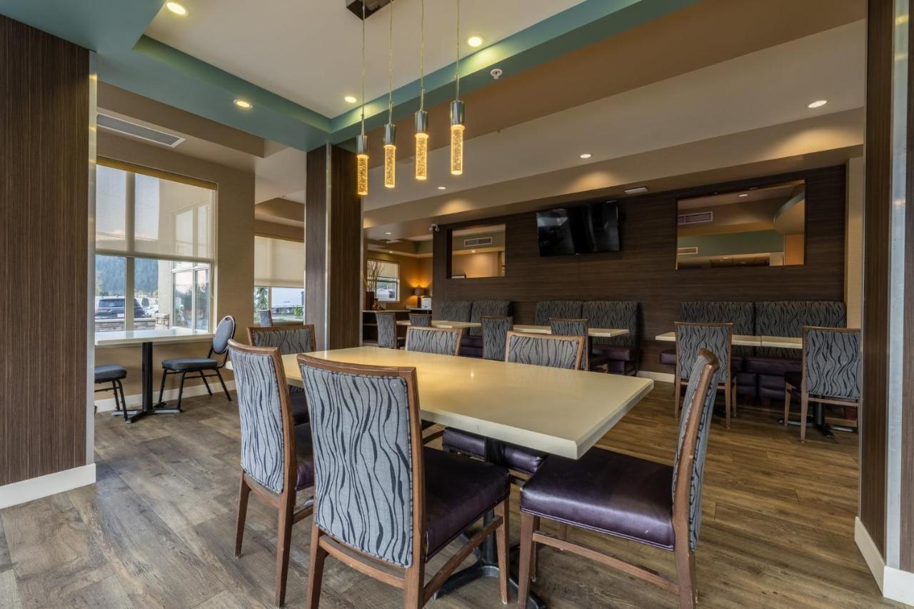 Holiday Inn Express Golden-Kicking Horse By Ihg Екстер'єр фото