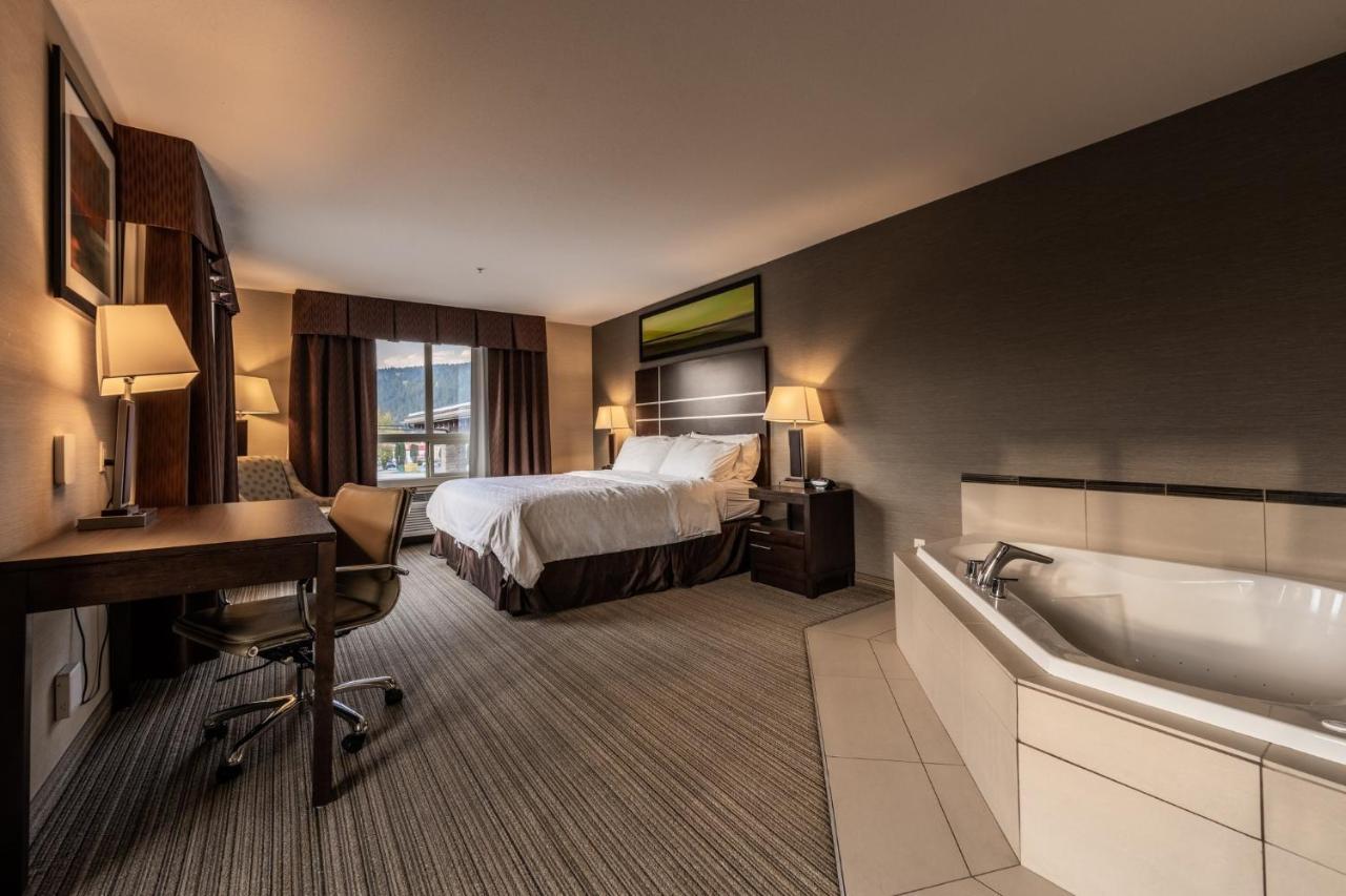 Holiday Inn Express Golden-Kicking Horse By Ihg Екстер'єр фото