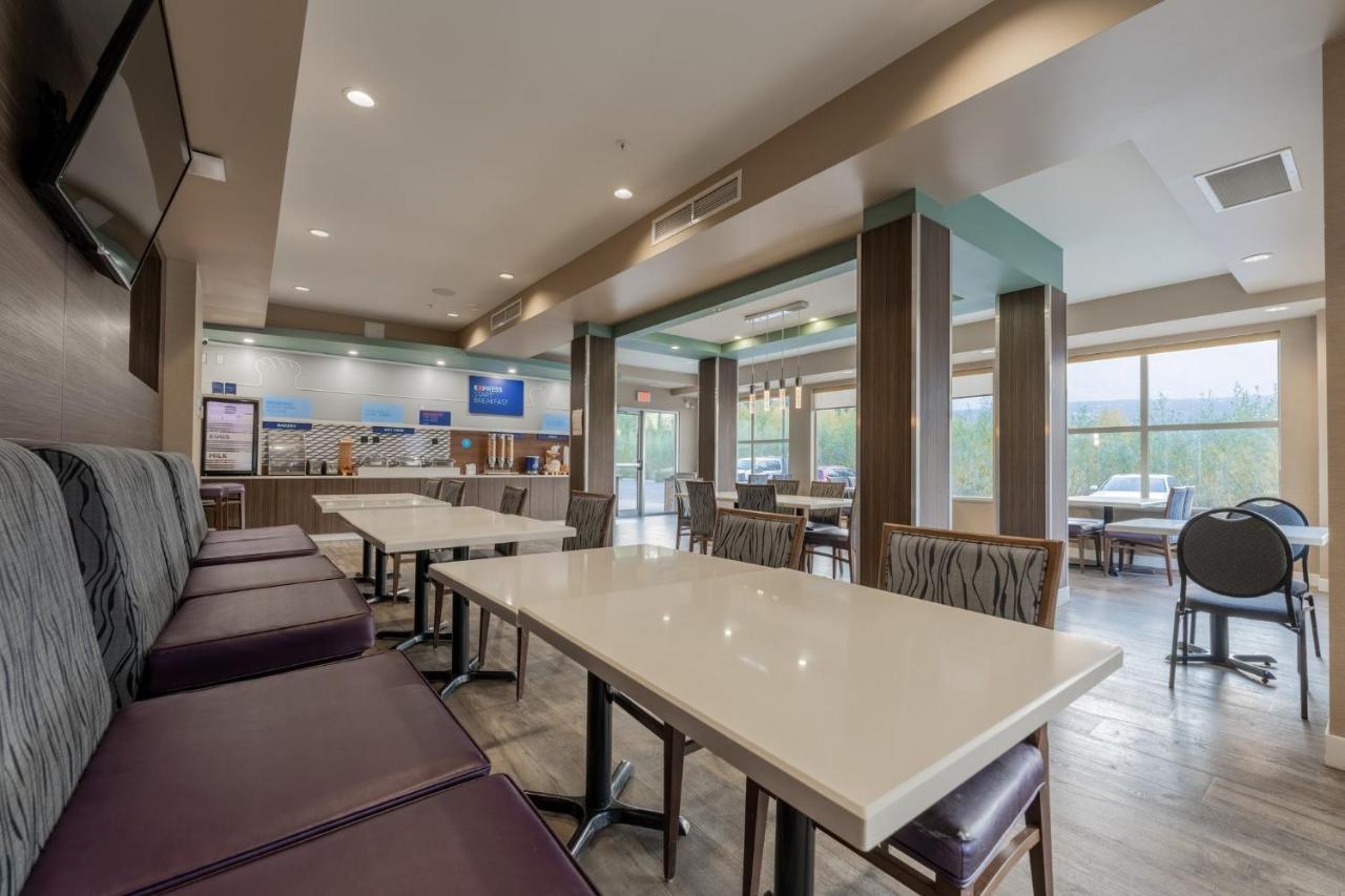 Holiday Inn Express Golden-Kicking Horse By Ihg Екстер'єр фото