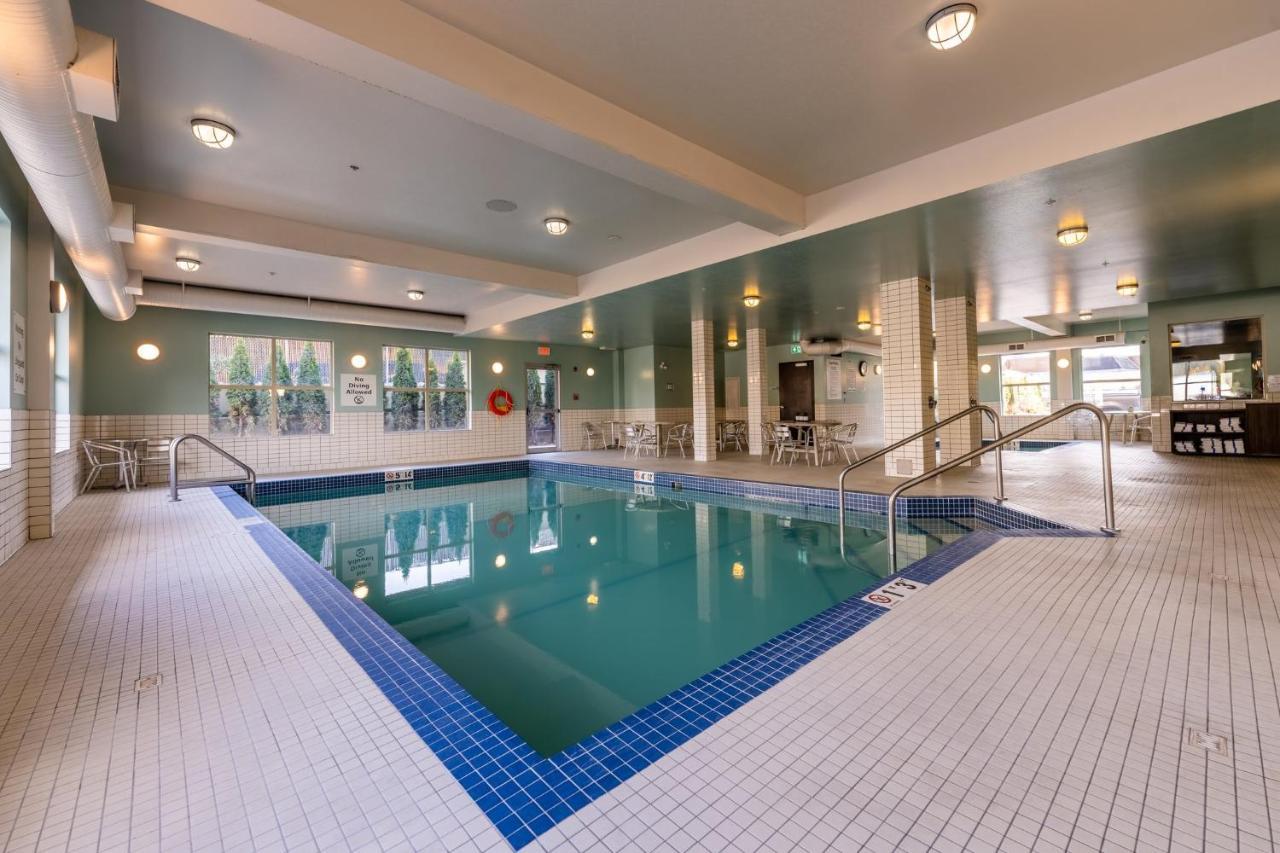 Holiday Inn Express Golden-Kicking Horse By Ihg Екстер'єр фото