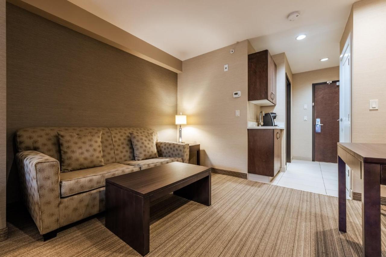 Holiday Inn Express Golden-Kicking Horse By Ihg Екстер'єр фото