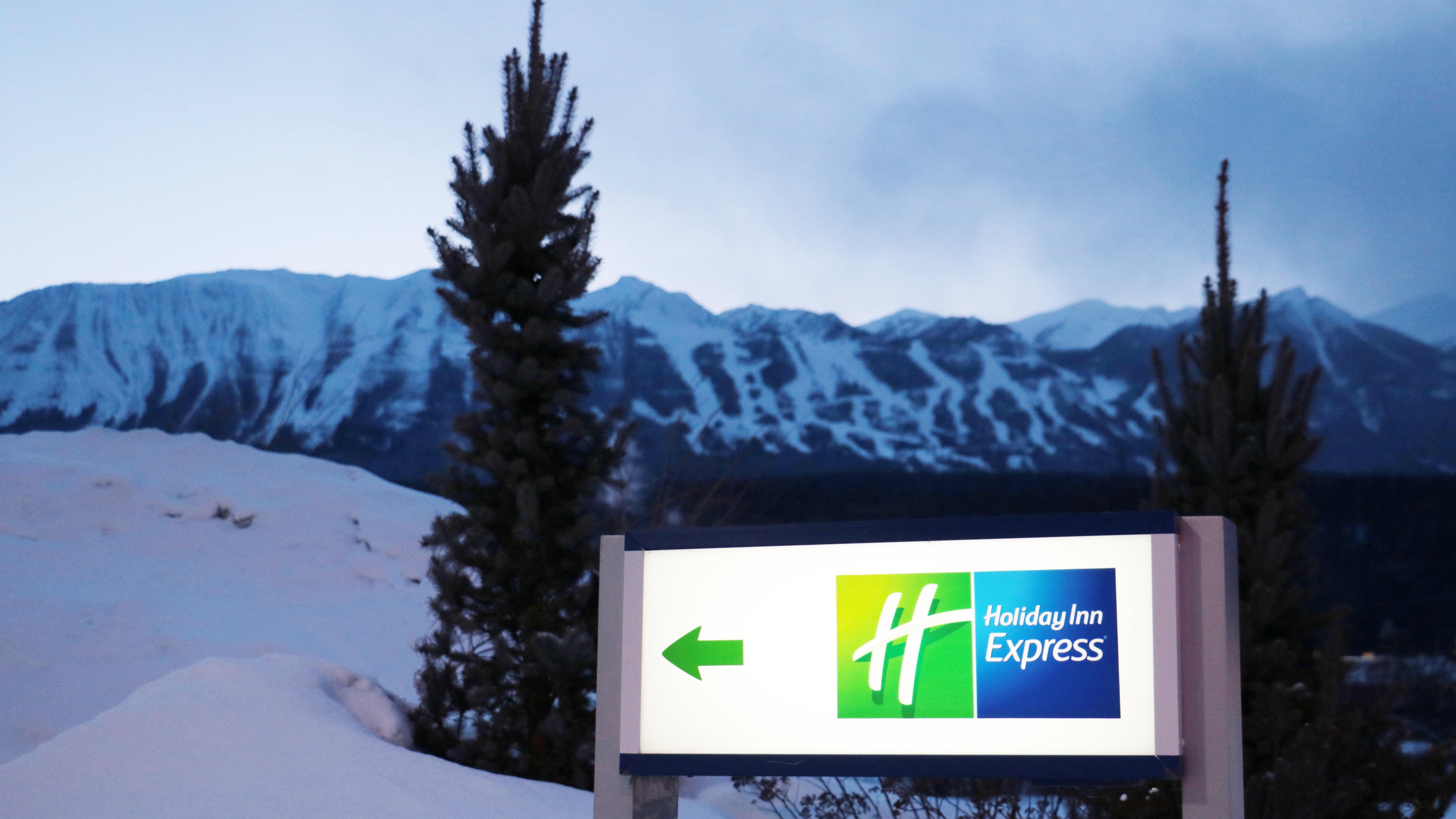 Holiday Inn Express Golden-Kicking Horse By Ihg Екстер'єр фото