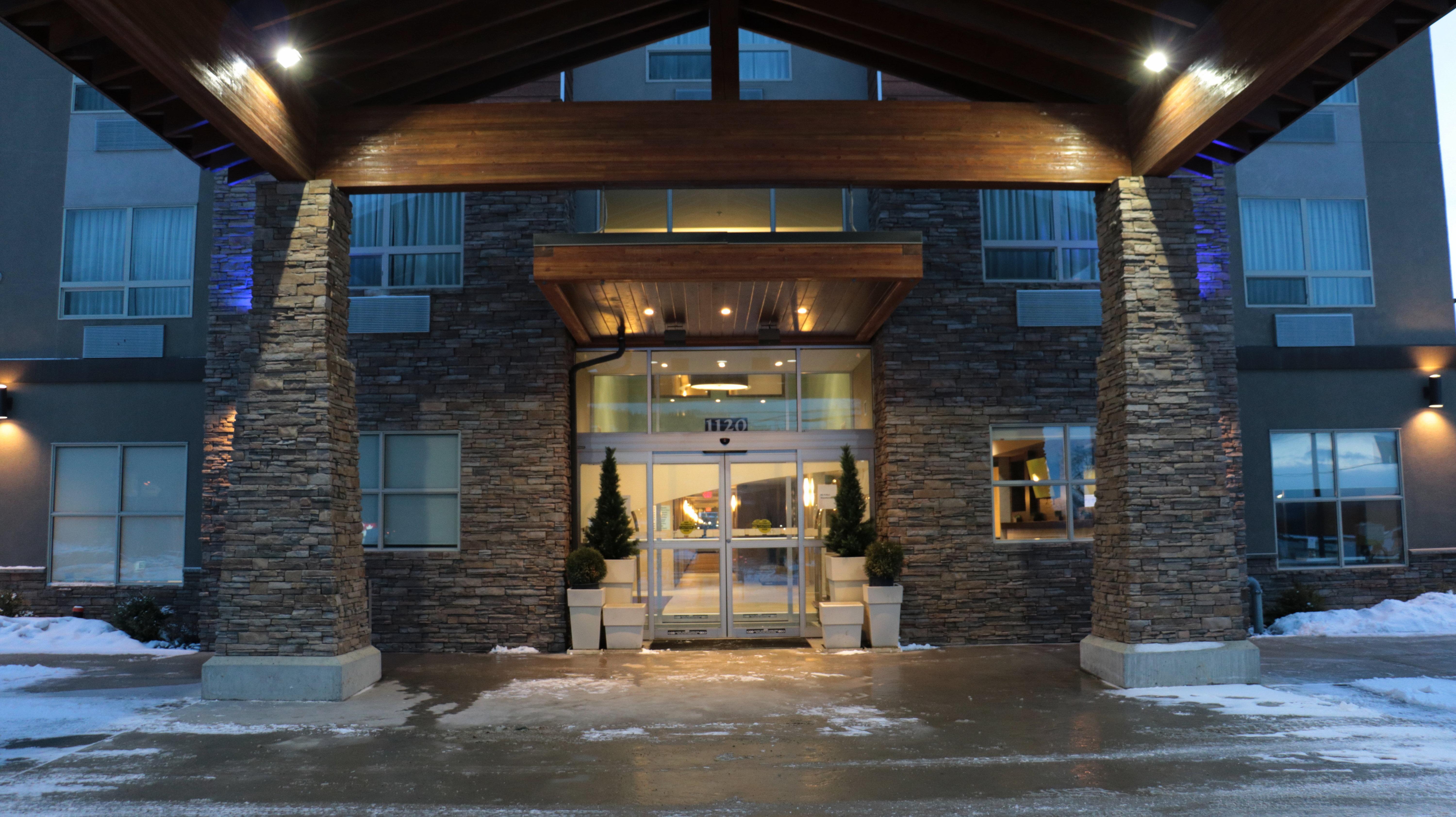 Holiday Inn Express Golden-Kicking Horse By Ihg Екстер'єр фото