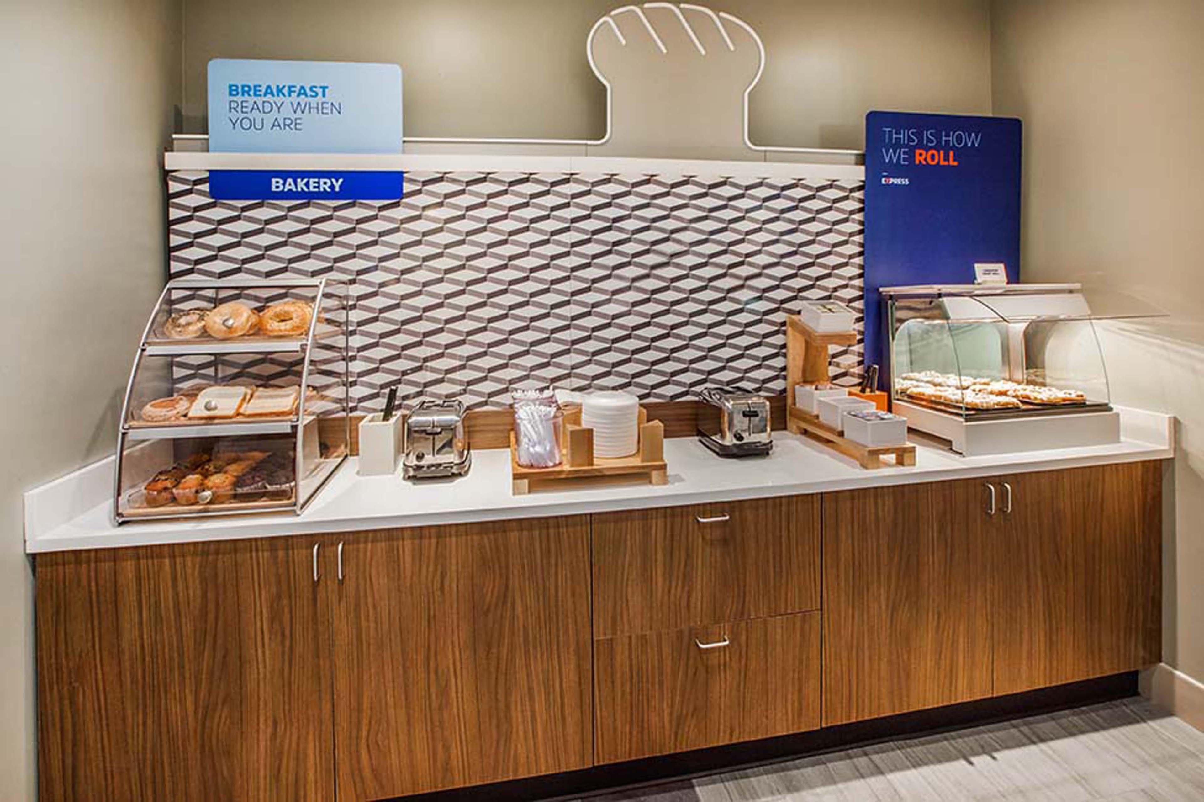 Holiday Inn Express Golden-Kicking Horse By Ihg Екстер'єр фото