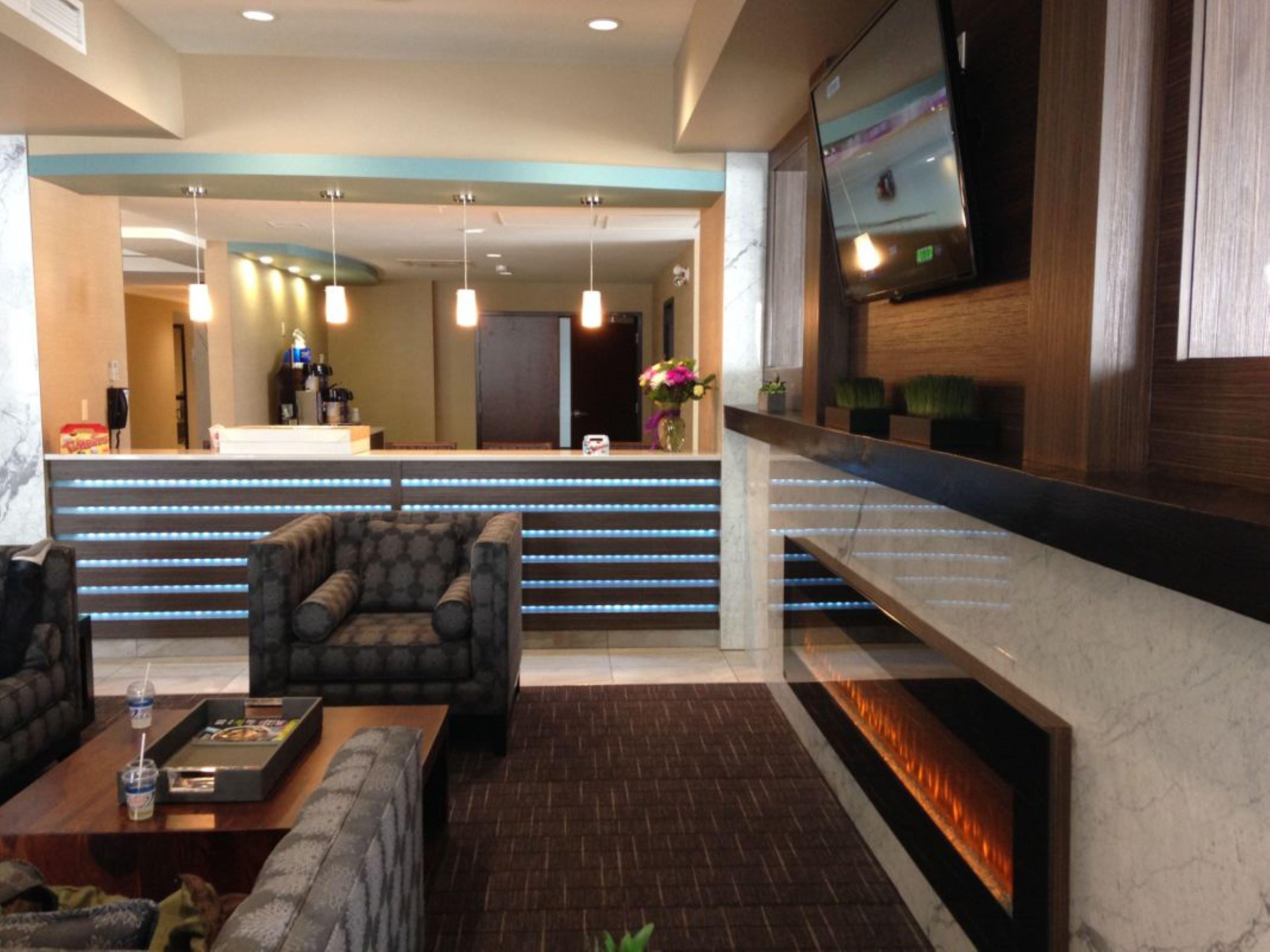 Holiday Inn Express Golden-Kicking Horse By Ihg Екстер'єр фото