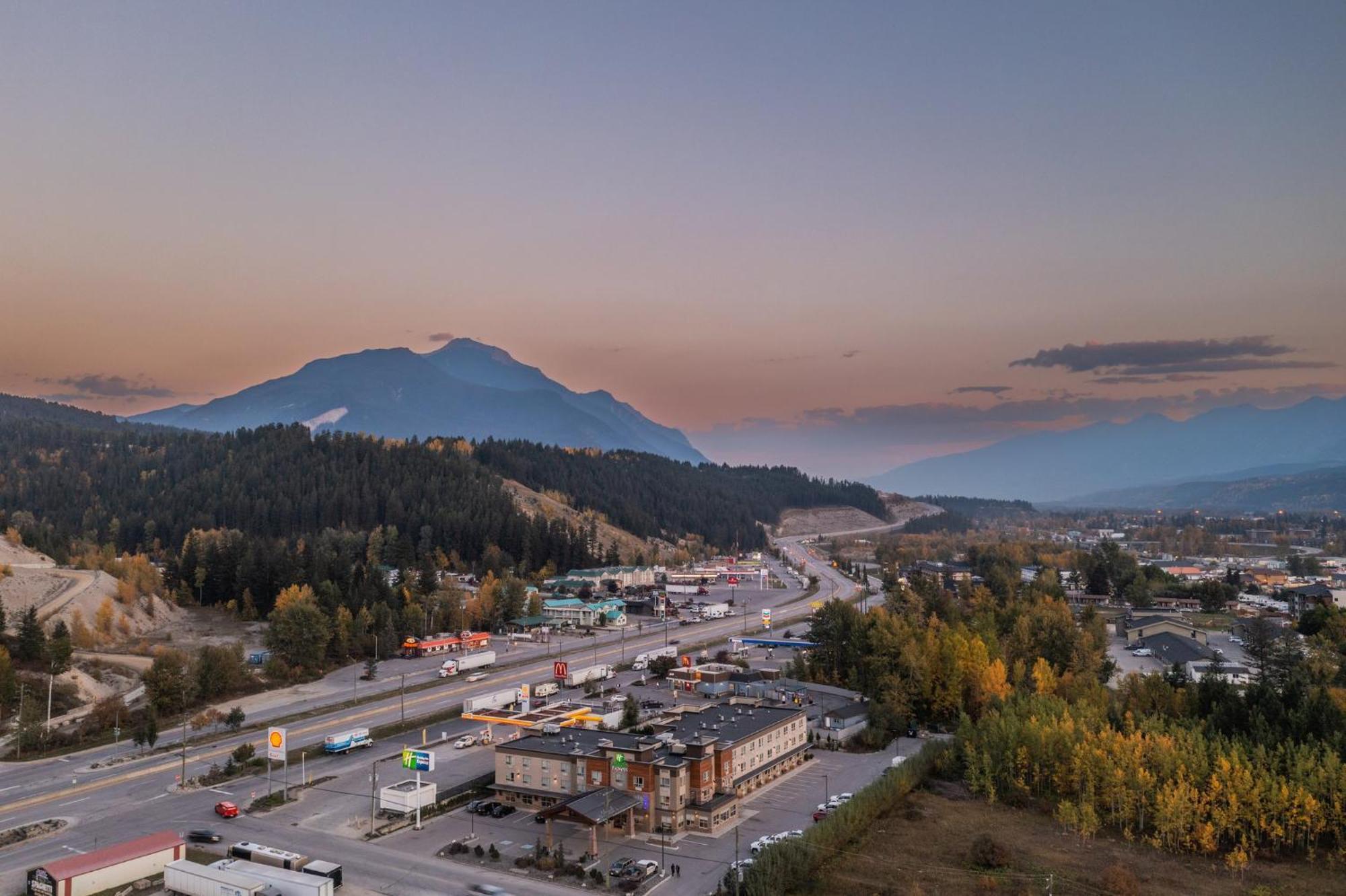 Holiday Inn Express Golden-Kicking Horse By Ihg Екстер'єр фото