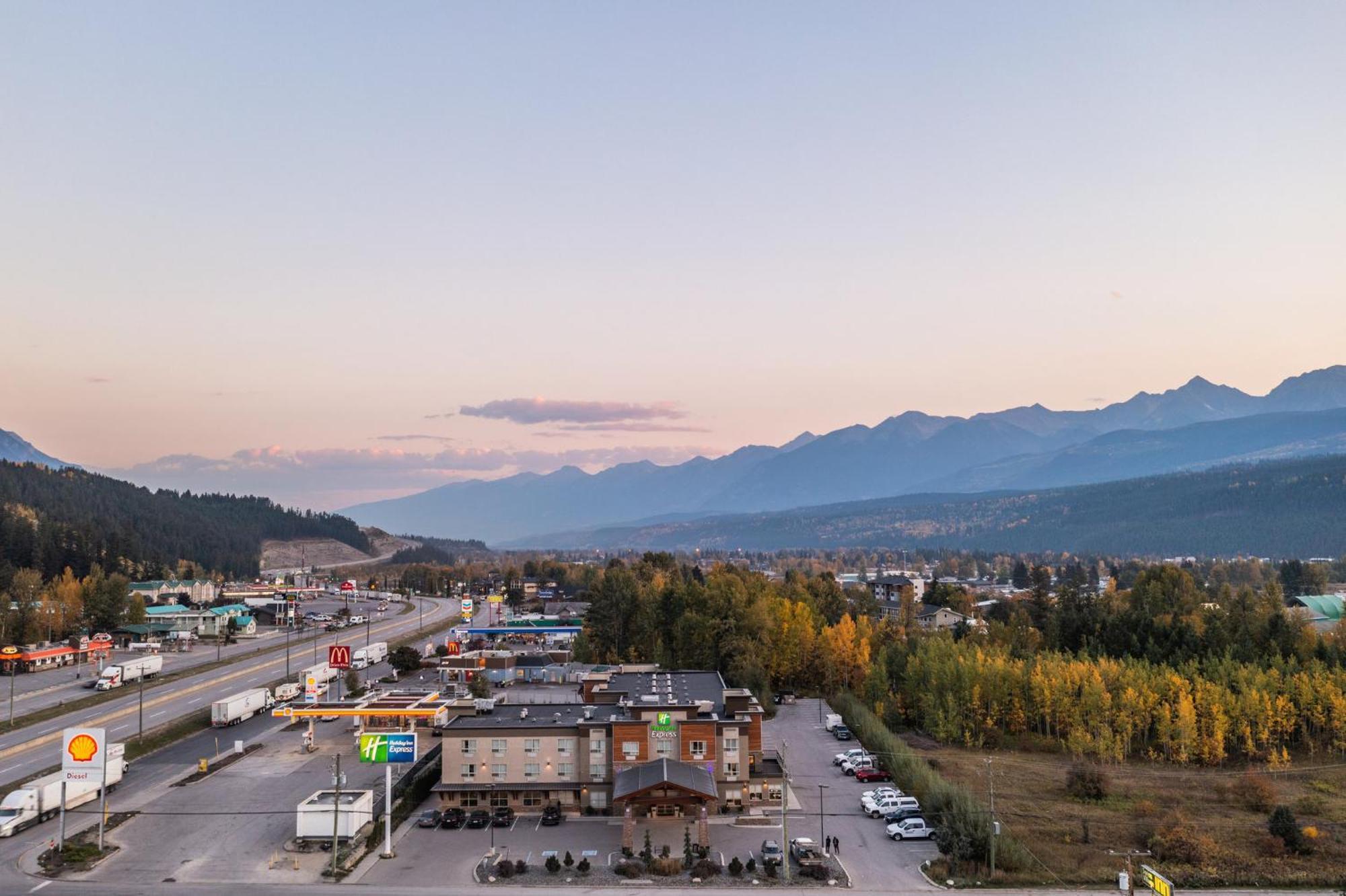 Holiday Inn Express Golden-Kicking Horse By Ihg Екстер'єр фото