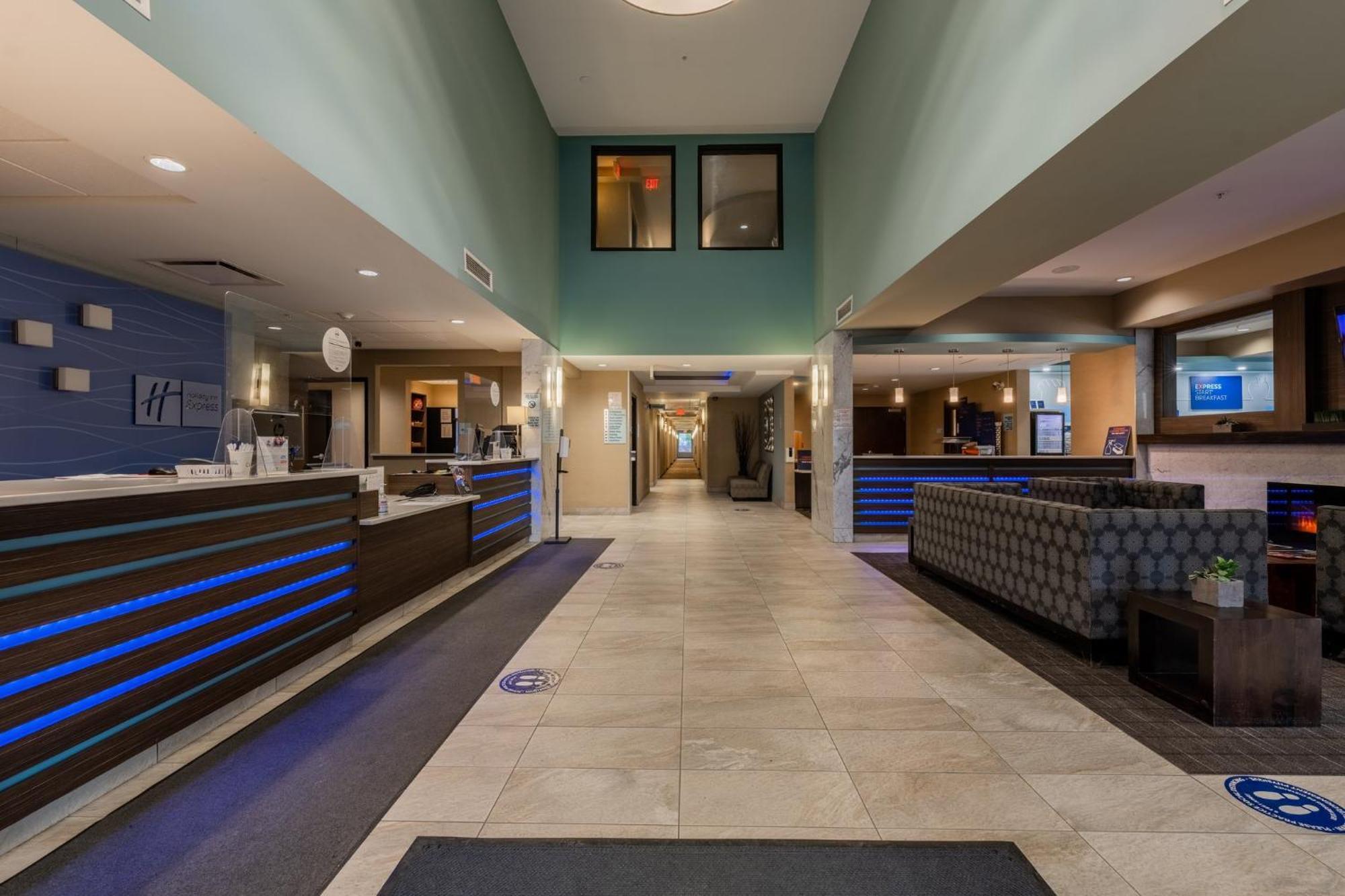Holiday Inn Express Golden-Kicking Horse By Ihg Екстер'єр фото