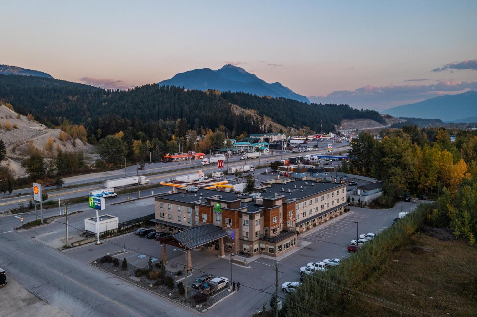 Holiday Inn Express Golden-Kicking Horse By Ihg Екстер'єр фото