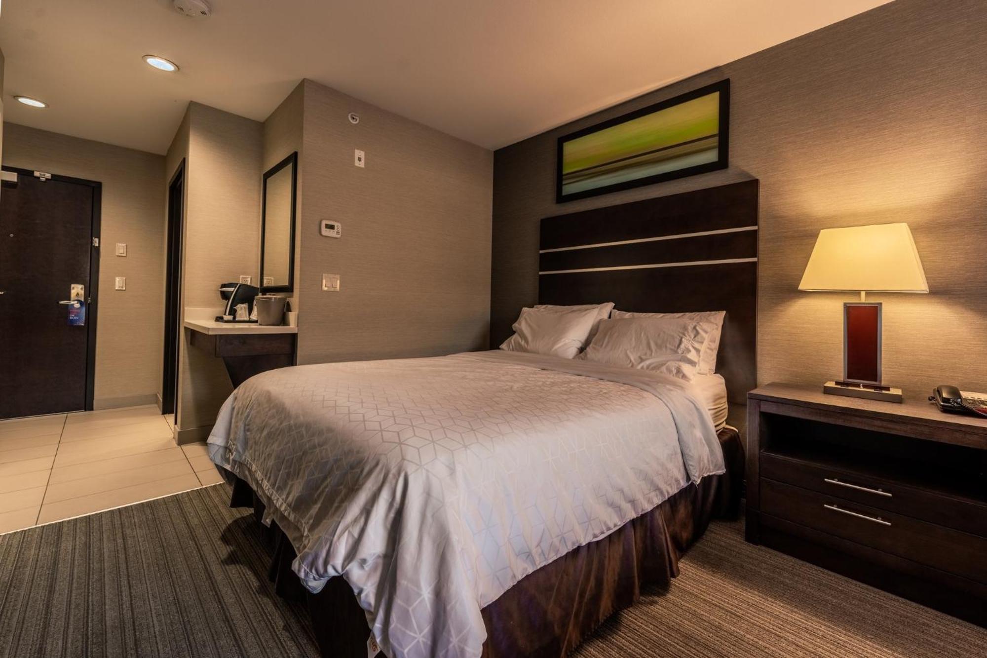 Holiday Inn Express Golden-Kicking Horse By Ihg Екстер'єр фото